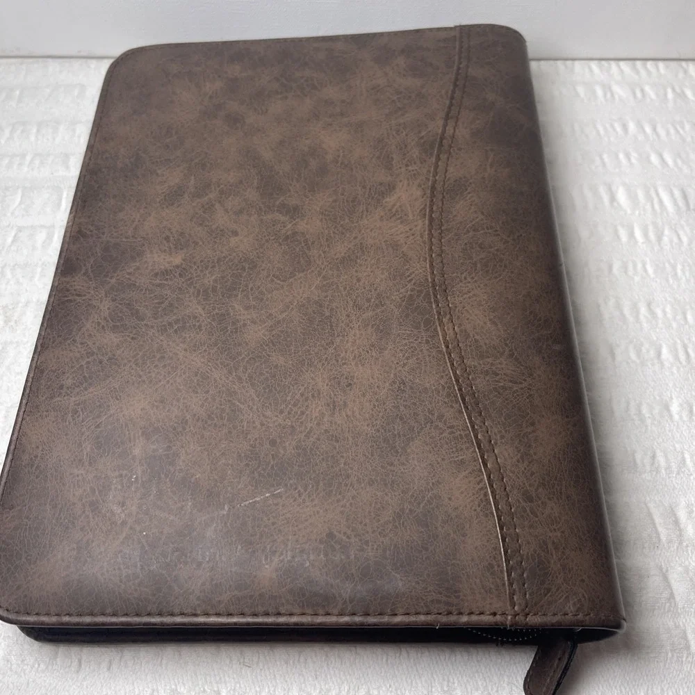 Day Timer Brown Zippered 7-Ring Planner Organizer  Approx. 8